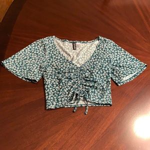 Brand new trendy H&M ditsy floral short sleeve drawstring V-neck comfy crop top